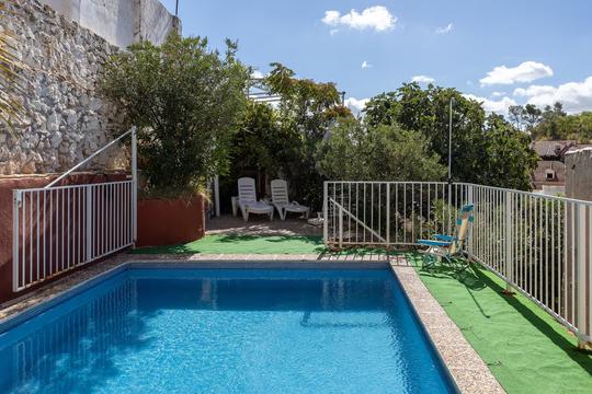 Piscina y solarium al fondo