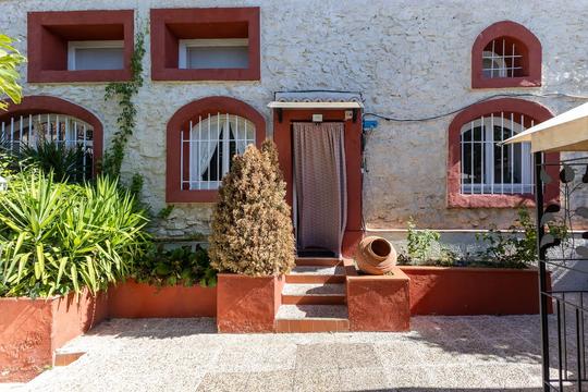 Fachada de la casa al jardín delantero