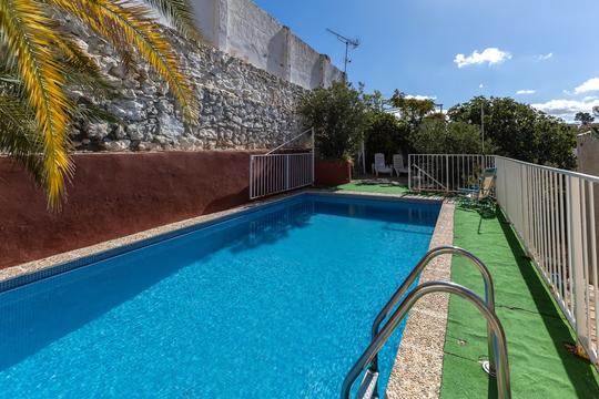 Piscina privada vallada y con cloración salina